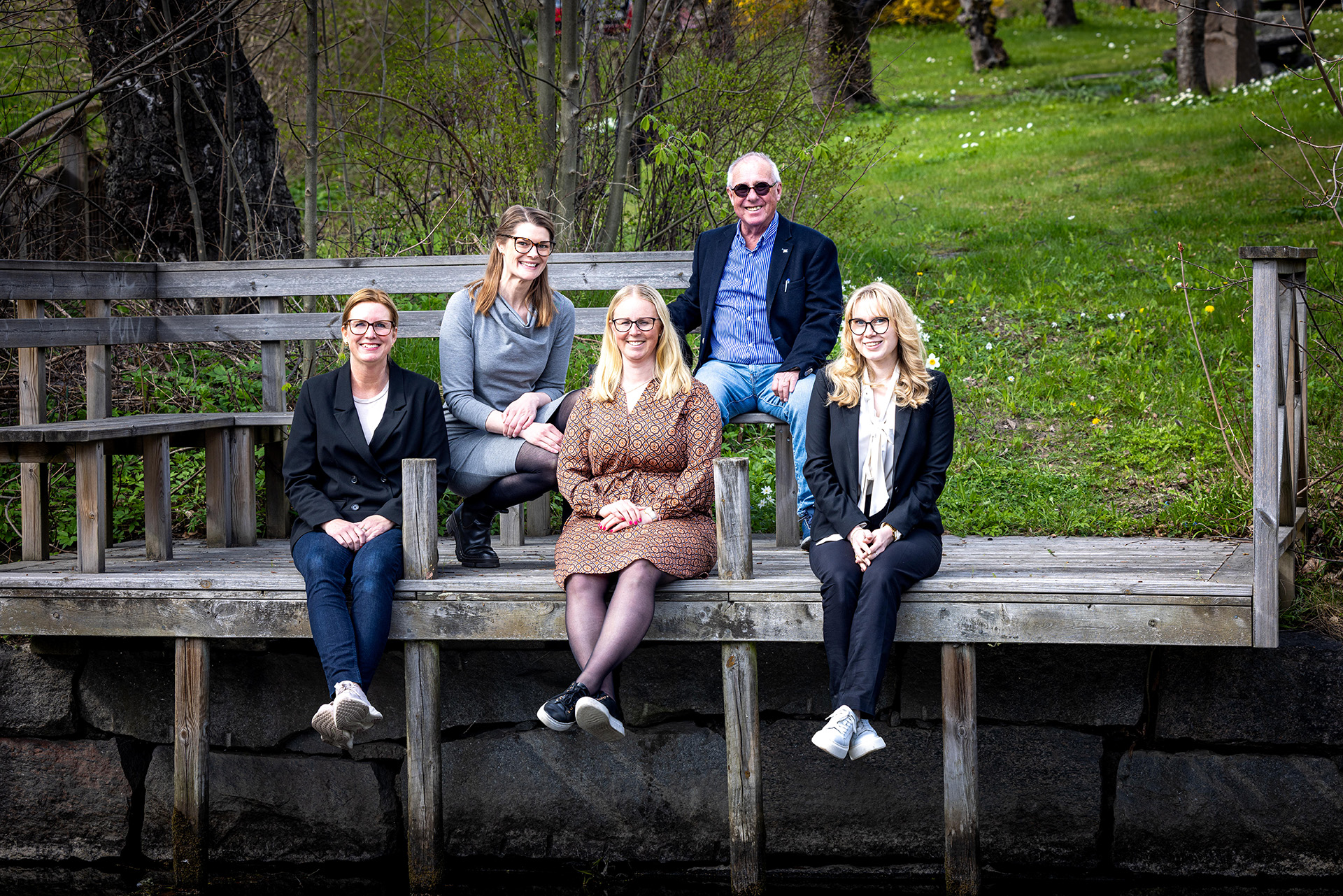 AdvokatblgMedarbetare Våra medarbetare - Bild på medarbetarna vid Norrtäljeån